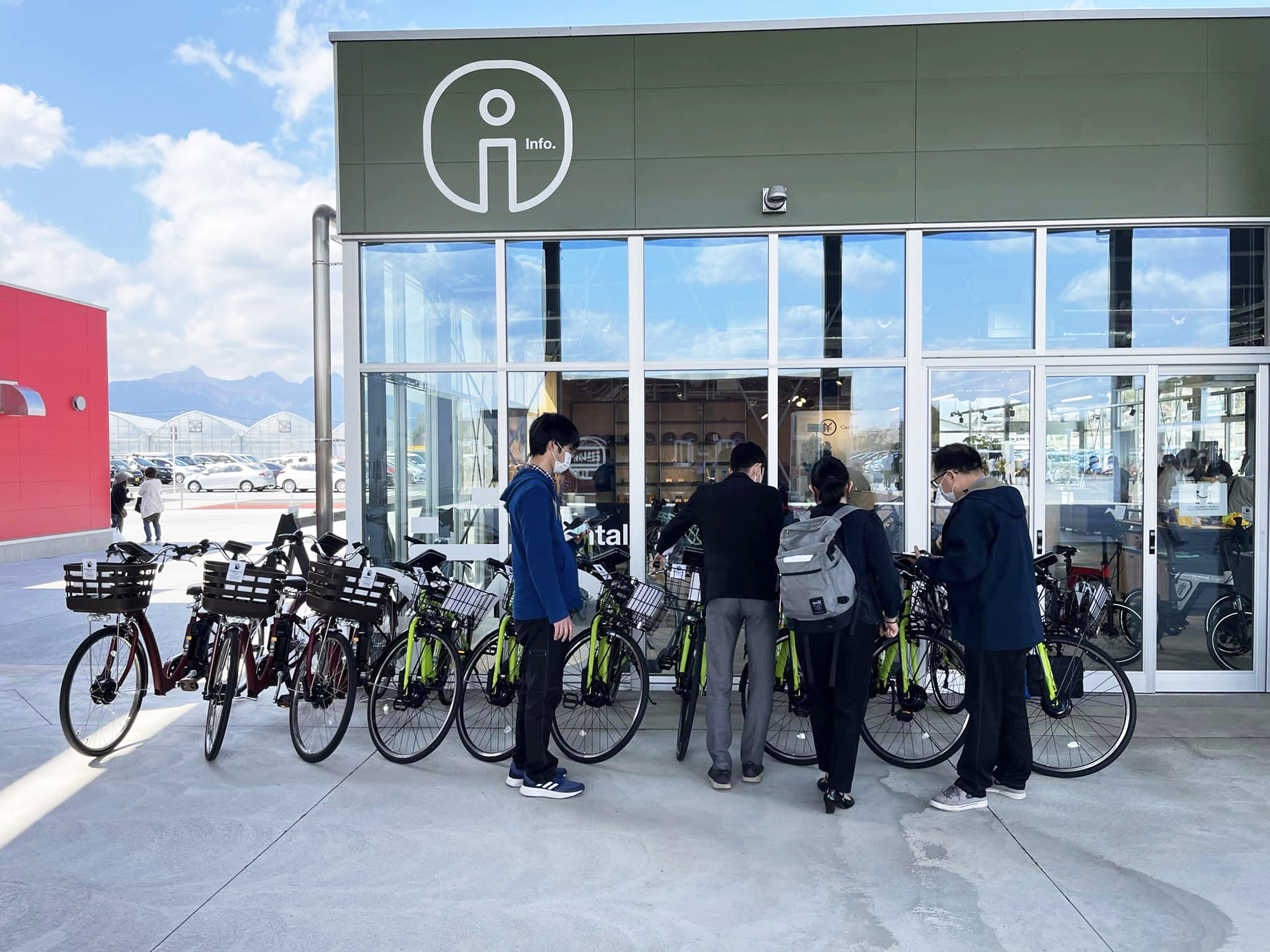 「道の駅まえばし赤城」での回生電動アシスト自転車IoT実証実験の様子